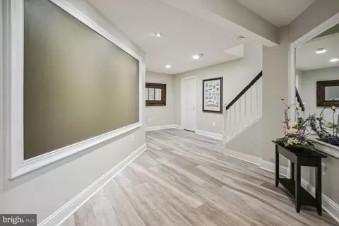 Entry Way - 10 Maplecrest Ct, Potomac, MD 20854 photo 8 of 8