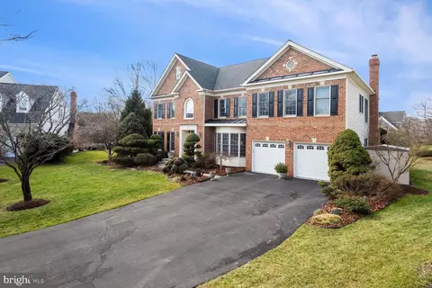 Exterior - 10 Maplecrest Ct, Potomac, MD 20854 photo 15 of 16