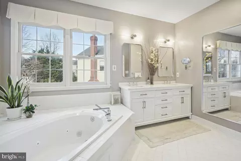 Bath - 10 Maplecrest Ct, Potomac, MD 20854 photo 3 of 8
