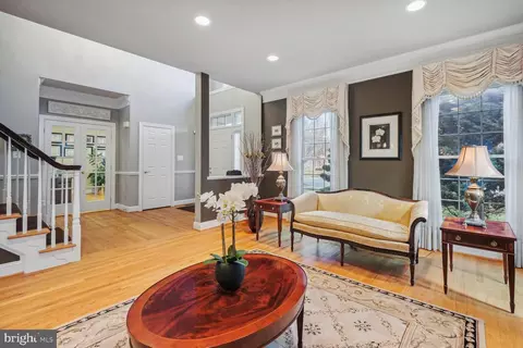 Living - 10 Maplecrest Ct, Potomac, MD 20854 photo 5 of 10