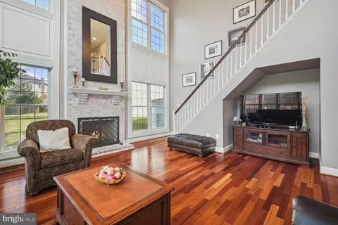 Living - 10 Maplecrest Ct, Potomac, MD 20854 photo 2 of 10