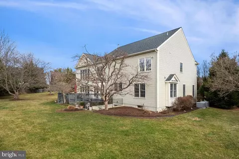 Exterior - 10 Maplecrest Ct, Potomac, MD 20854 photo 4 of 16