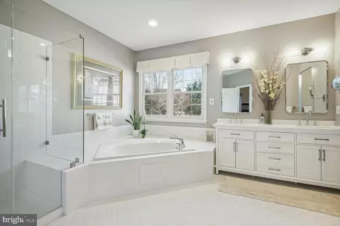 Bath - 10 Maplecrest Ct, Potomac, MD 20854 photo 2 of 8