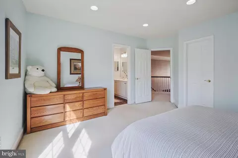 Bedroom - 10 Maplecrest Ct, Potomac, MD 20854 photo 9 of 9