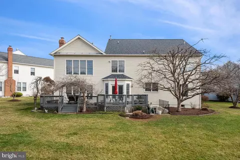 Exterior - 10 Maplecrest Ct, Potomac, MD 20854 photo 5 of 16