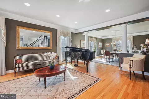 Living - 10 Maplecrest Ct, Potomac, MD 20854 photo 7 of 10