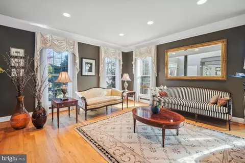 Living - 10 Maplecrest Ct, Potomac, MD 20854 photo 8 of 10