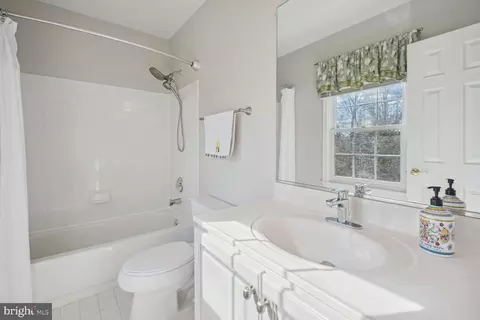 Bath - 10 Maplecrest Ct, Potomac, MD 20854 photo 5 of 8