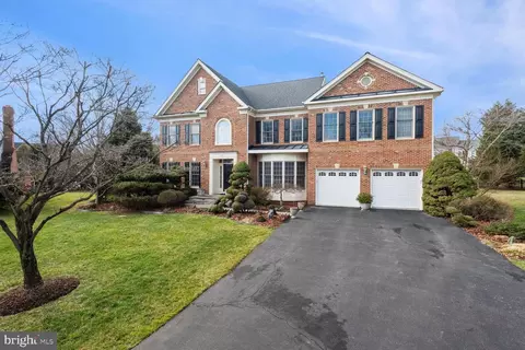 Exterior - 10 Maplecrest Ct, Potomac, MD 20854 photo 14 of 16