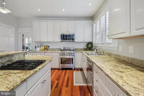 Kitchen - 10 Maplecrest Ct, Potomac, MD 20854 photo 4 of 6