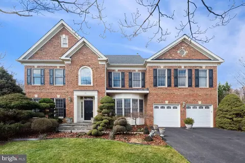 10 Maplecrest Ct, Potomac, MD 20854