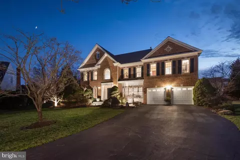 Exterior - 10 Maplecrest Ct, Potomac, MD 20854 photo 13 of 16