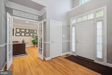 Entry Way - 10 Maplecrest Ct, Potomac, MD 20854 photo 3 of 8