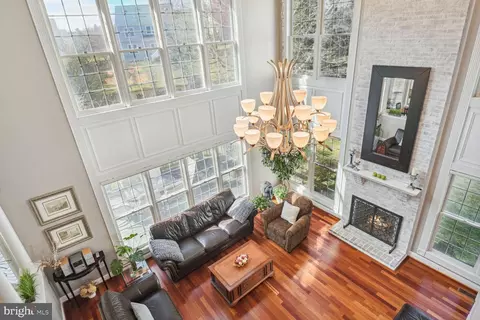 Living - 10 Maplecrest Ct, Potomac, MD 20854 photo 4 of 10