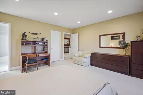 Bedroom - 10 Maplecrest Ct, Potomac, MD 20854 photo 5 of 9