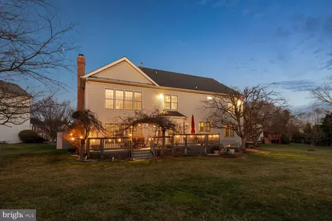 Exterior - 10 Maplecrest Ct, Potomac, MD 20854 photo 6 of 16