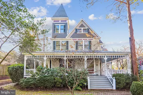 11018 Kenilworth Ave, Garrett Park, MD 20896
