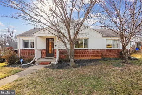 2700 Ross Rd, Chevy Chase, MD 20815