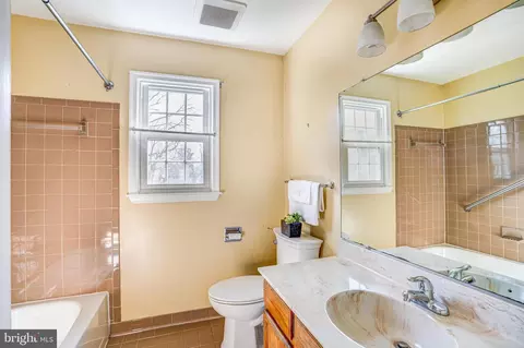 Bath - 1905 Mayflower Dr, Silver Spring, MD 20905 photo 4 of 5