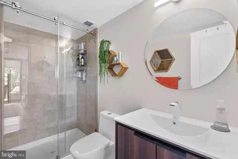 Bath - 1220 Blair Mill Rd #505, Silver Spring, MD 20910 photo 2 of 2