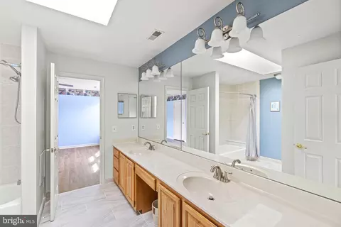 Bath - 5 Selby Ct, Poolesville, MD 20837 photo 6 of 7