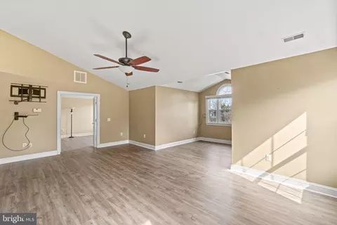Living - 5 Selby Ct, Poolesville, MD 20837 photo 3 of 4