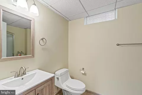 Bath - 5 Selby Ct, Poolesville, MD 20837 photo 7 of 7