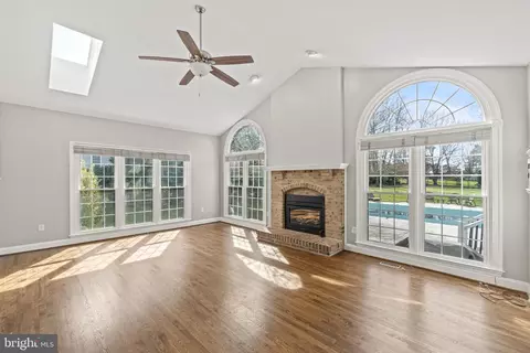 Living - 5 Selby Ct, Poolesville, MD 20837 photo 1 of 4