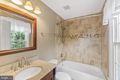 Bath - 5 Selby Ct, Poolesville, MD 20837 photo 5 of 7