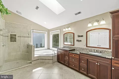 Bath - 5 Selby Ct, Poolesville, MD 20837 photo 3 of 7