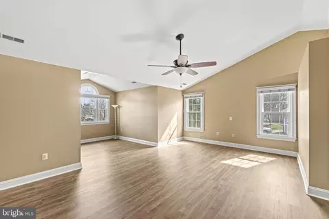 Living - 5 Selby Ct, Poolesville, MD 20837 photo 2 of 4