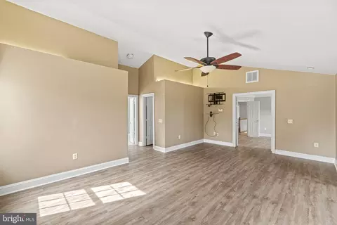 Living - 5 Selby Ct, Poolesville, MD 20837 photo 4 of 4