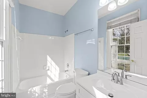 Bath - 5 Selby Ct, Poolesville, MD 20837 photo 2 of 7
