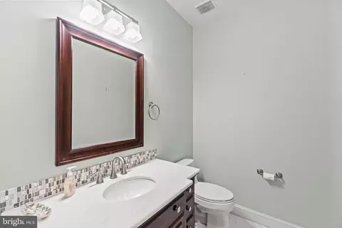 Bath - 5 Selby Ct, Poolesville, MD 20837 photo 1 of 7