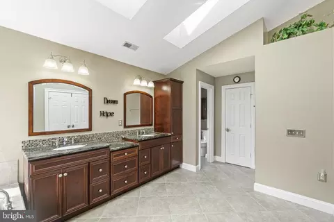 Bath - 5 Selby Ct, Poolesville, MD 20837 photo 4 of 7