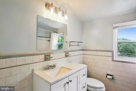 Bath - 1621 Dublin Dr, Silver Spring, MD 20902 photo 1 of 2