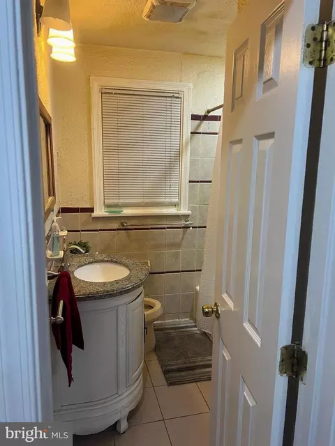 Bath - 2409 Randolph Rd, Silver Spring, MD 20902 photo 3 of 5
