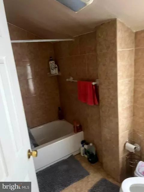 Bath - 2409 Randolph Rd, Silver Spring, MD 20902 photo 2 of 5