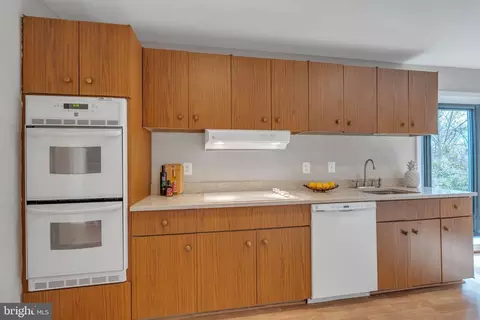 Kitchen - 13120 Two Farm Dr, Silver Spring, MD 20904 photo 2 of 3