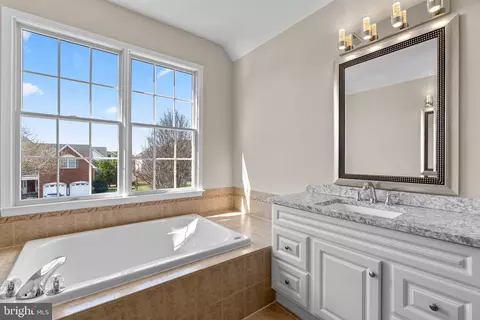 Bath - 18315 Fable Dr, Boyds, MD 20841 photo 5 of 8