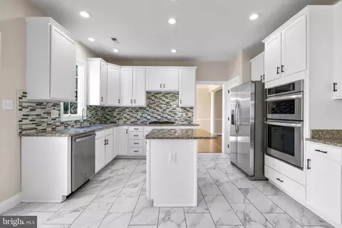 Kitchen - 18315 Fable Dr, Boyds, MD 20841 photo 6 of 8