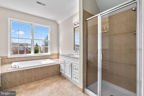 Bath - 18315 Fable Dr, Boyds, MD 20841 photo 4 of 8