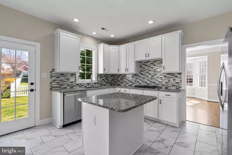 Kitchen - 18315 Fable Dr, Boyds, MD 20841 photo 7 of 8