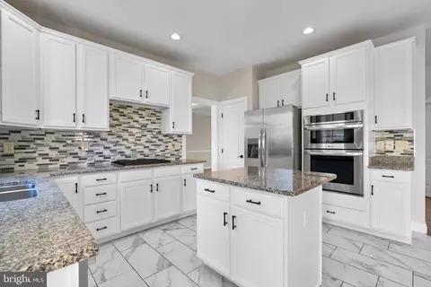 Kitchen - 18315 Fable Dr, Boyds, MD 20841 photo 4 of 8