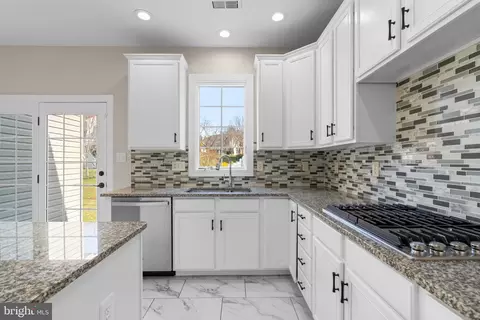 Kitchen - 18315 Fable Dr, Boyds, MD 20841 photo 2 of 8