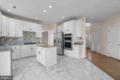 Kitchen - 18315 Fable Dr, Boyds, MD 20841 photo 5 of 8