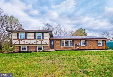 8709 Garfield Dr, Gaithersburg, MD 20882