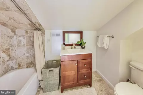 Bath - 903 Robin Rd, Silver Spring, MD 20901 photo 2 of 3