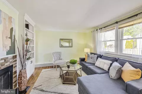 Living - 903 Robin Rd, Silver Spring, MD 20901 photo 1 of 3