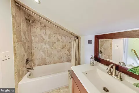 Bath - 903 Robin Rd, Silver Spring, MD 20901 photo 3 of 3